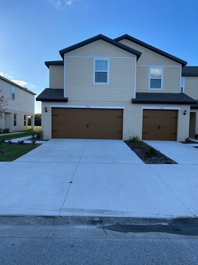 2 car garage, with 3 bedrooms plus loft and 2.5 bathrooms - 5323 Companion Ln Townhome
