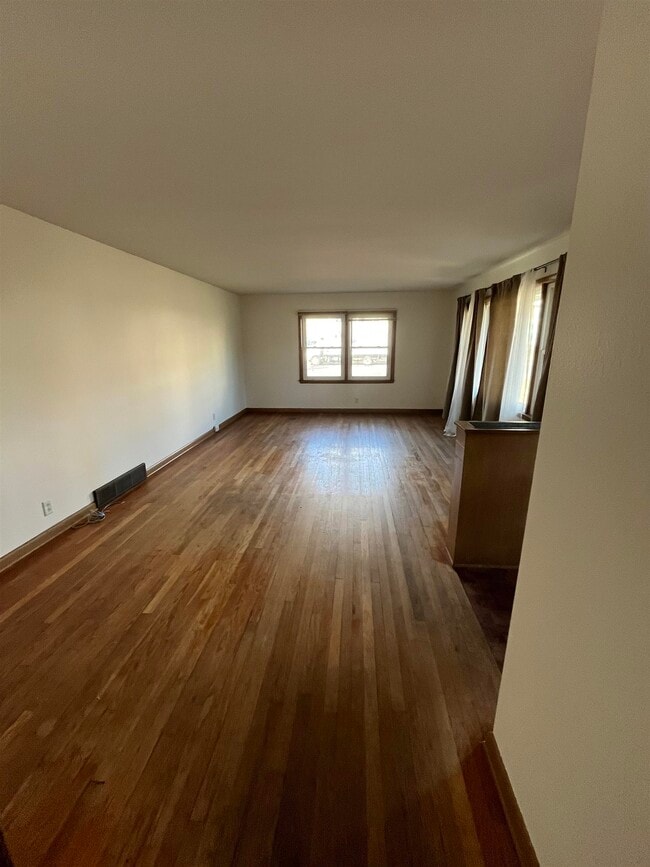 Photo - 6001 Queens Way