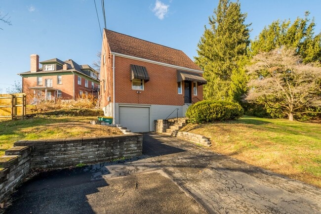 Photo - Move in TODAY! Check out this beautifully RENOVATED 3 bedroom in CHURCHILL!