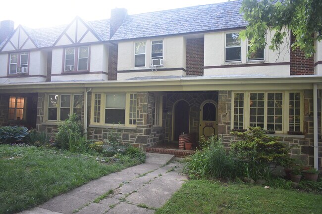 Front of the house - 6306 Frederick Rd Casa Adosada