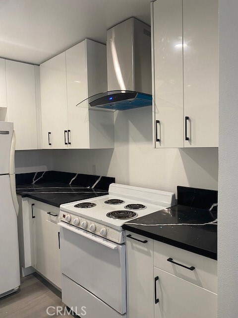 Building Photo - 5460 White Oak Ave Unit E123 Rental