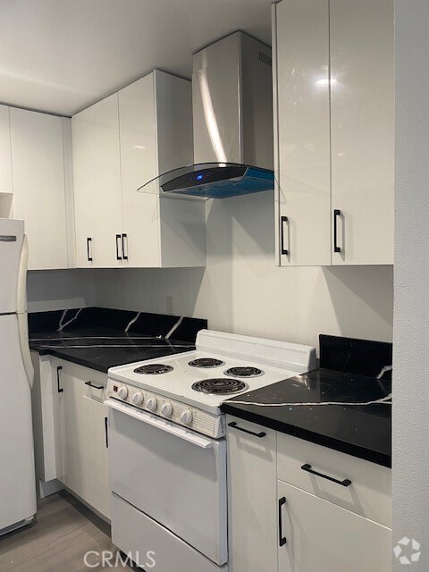 Building Photo - 5460 White Oak Ave Unit E123 Rental