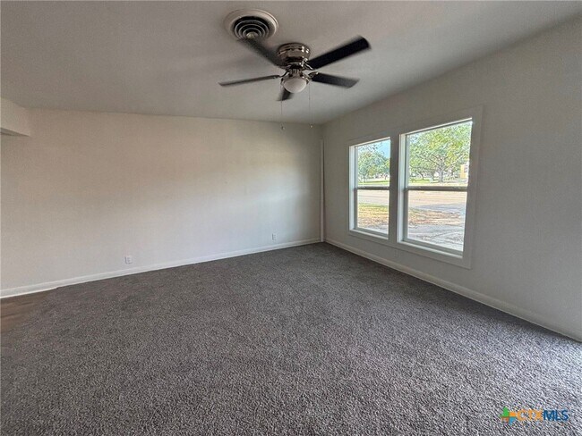 Photo - 2111 E Red River St