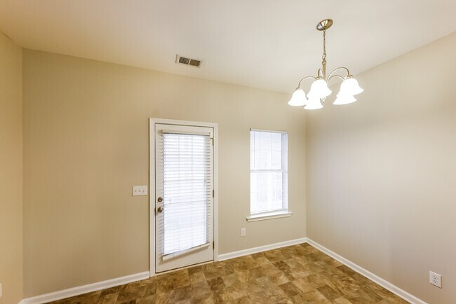 Photo - 112 Charlton Ln