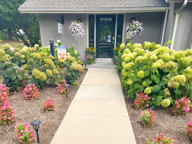 Front Office Open for tours! - High Meadow Rental