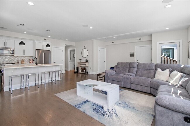 Building Photo - 2-4 Elm St Unit 3A Rental