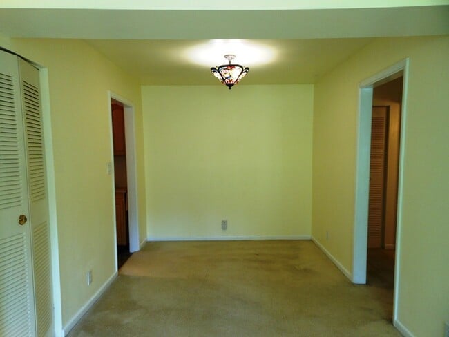 Photo - 2527 Hydraulic Rd