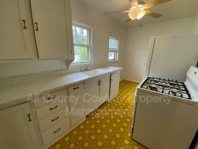 Building Photo - 769 N 8th St Unit Apt. 2