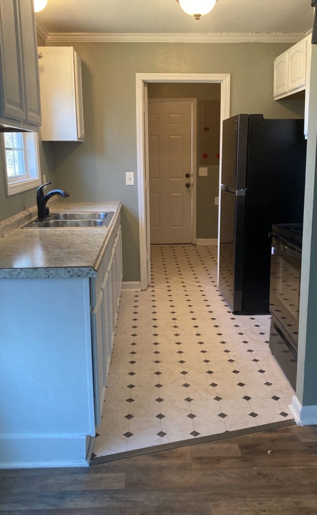 Photo - 1584 Boxcroft Rd