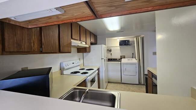 Photo - 450 Abbotsleigh Ct