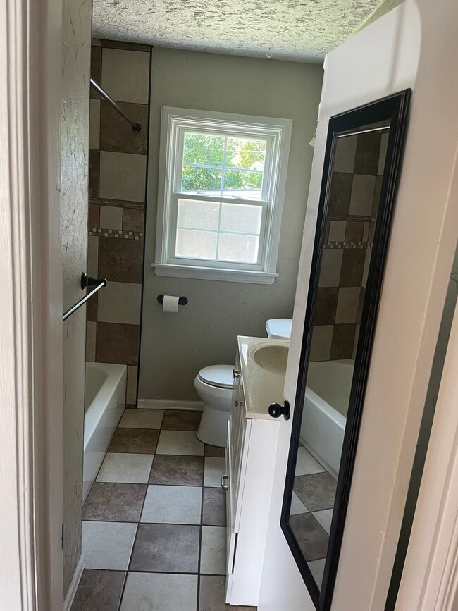 Photo - 622 Harris Plz