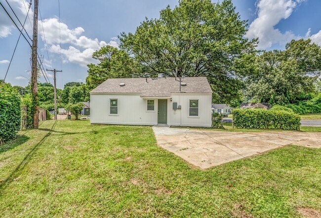 Photo - 405 W Brooks Rd