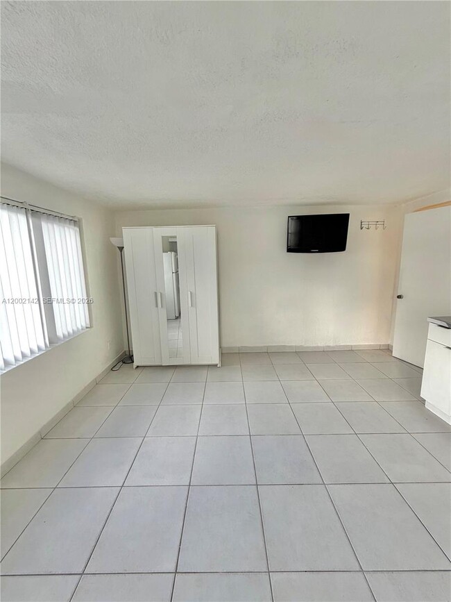 Building Photo - 3390 W 12th Ave Unit Back