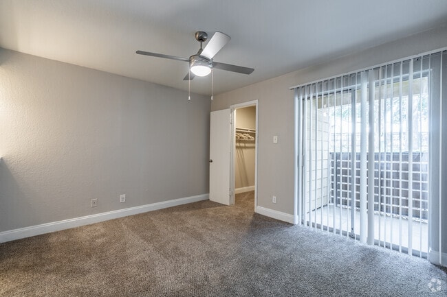 1BR, 1BA - 561SF - Bedroom