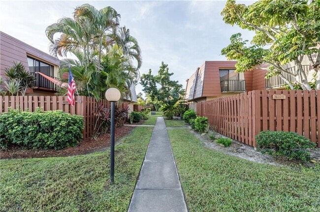 Building Photo - Spacious 2 bedroom 2 bathroom Townhome