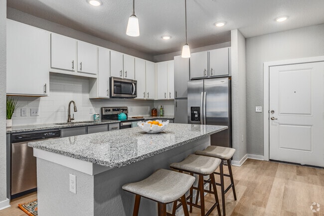 1 BR, 1 BA - 756SF