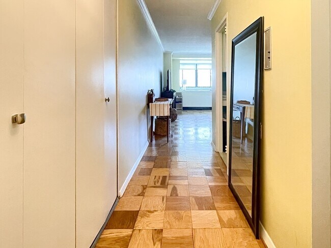 Photo - 2 Hawthorne Pl Unit 16K