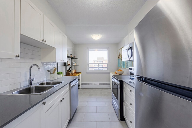 Building Photo - Royal Towne