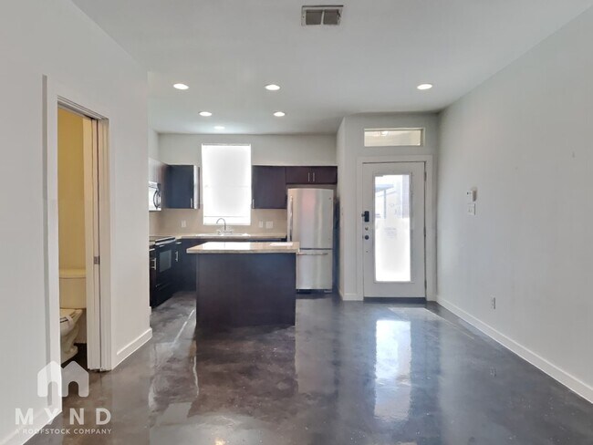 Photo - 118 E Myrtle St