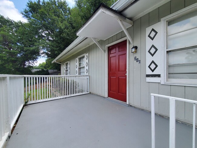 Building Photo - COMING SOON: Fantastic 3/1 Bungalow Near Langford Park - Housing Vouchers Accepted