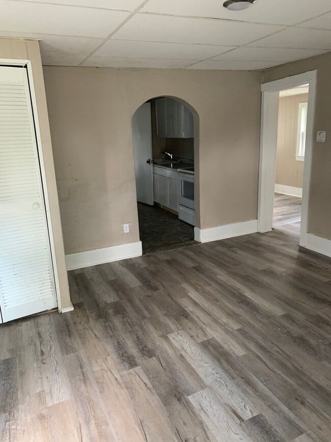 Building Photo - 2 bed 1 bath home