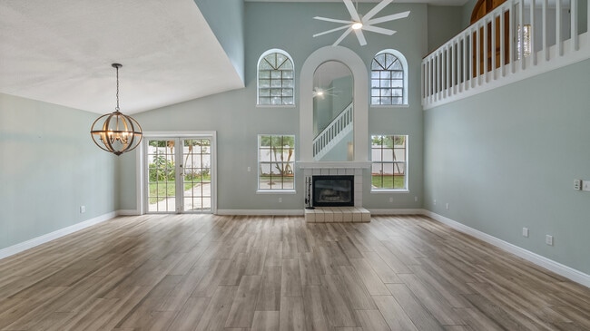 Photo - 468 Queensbridge Dr