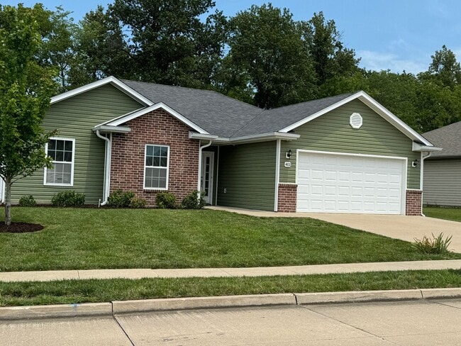Building Photo - Charming Three Bedroom Home