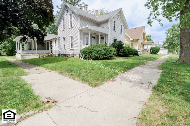 Building Photo - 603 N Van Buren St Unit 603 1/2 N Van Buren St.
