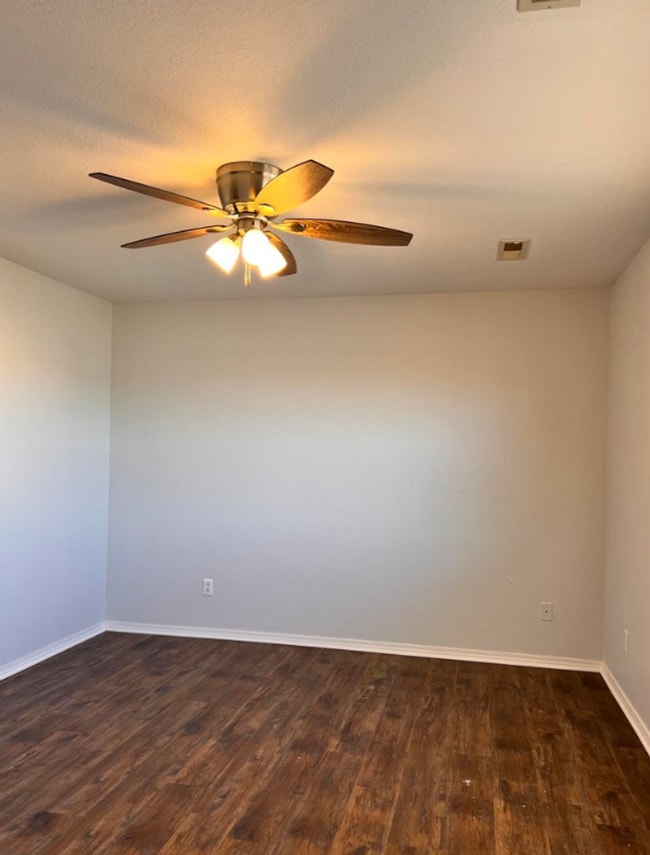 Building Photo - 2212 E 8th St Unit 2212 E 8th St  D