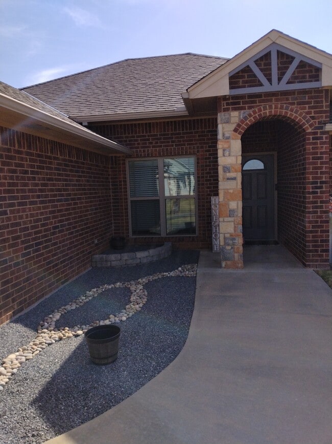 Building Photo - 401 Northeast Mountain Meadow Drive