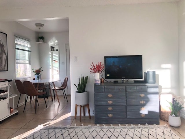 living room - 9068 Lucerne Ave
