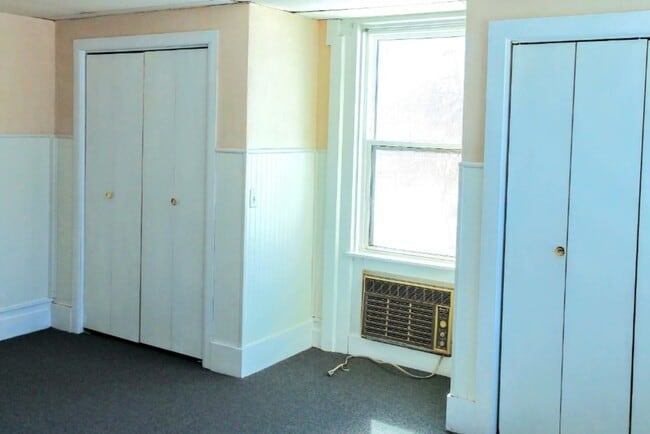 El dormitorio tiene tres armarios. - 10479 Protection S Rd Unidad Lower front