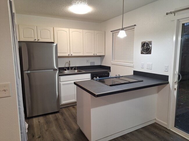 Building Photo - 6134 NE Oregon St Unit 6134.