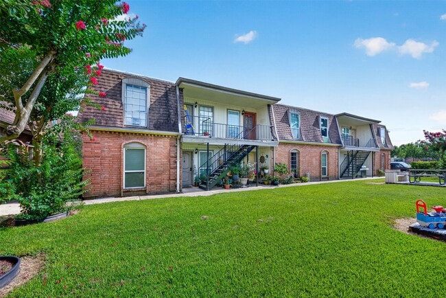 Building Photo - 1220 Shadowdale Dr Unit 6