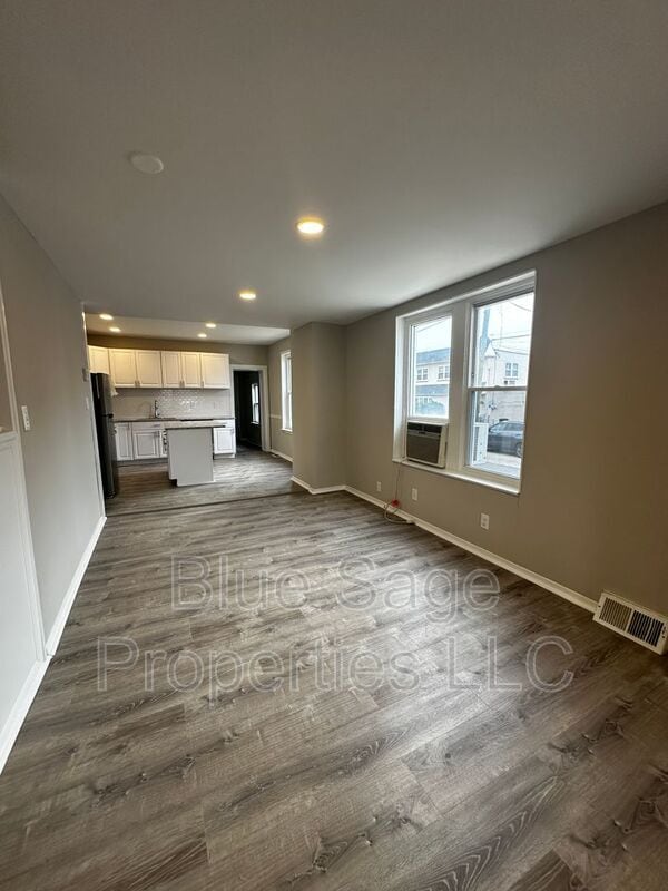 Photo - 1301 E 9th St