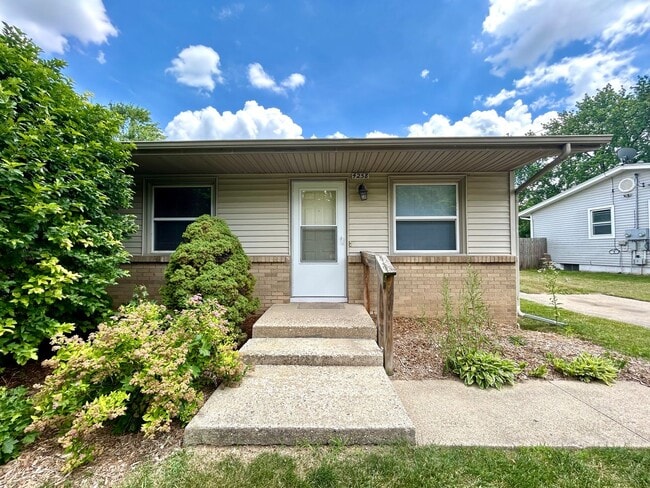 Building Photo - Dawes Court SE - 4256-4258 Unit 4258 Dawes Court SE Rental