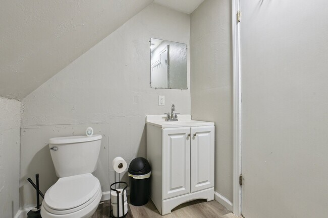 Share a bathroom with one other room - 136 Shelton Ave Unit Room 4
