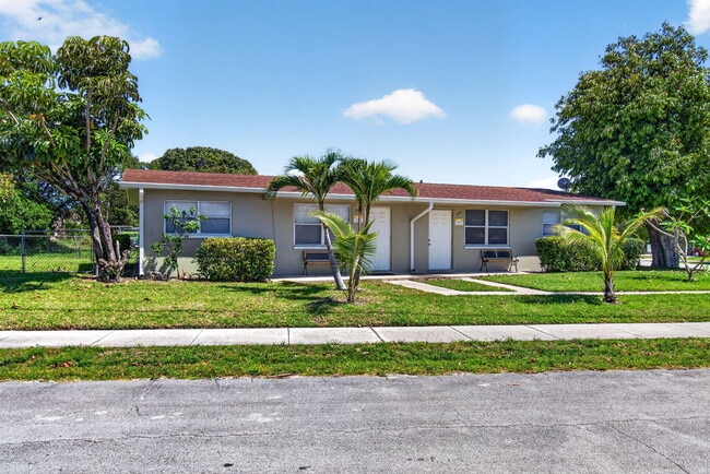 Building Photo - 240 SW 15th Ave