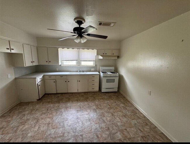 Photo - 500 Tanner Ave