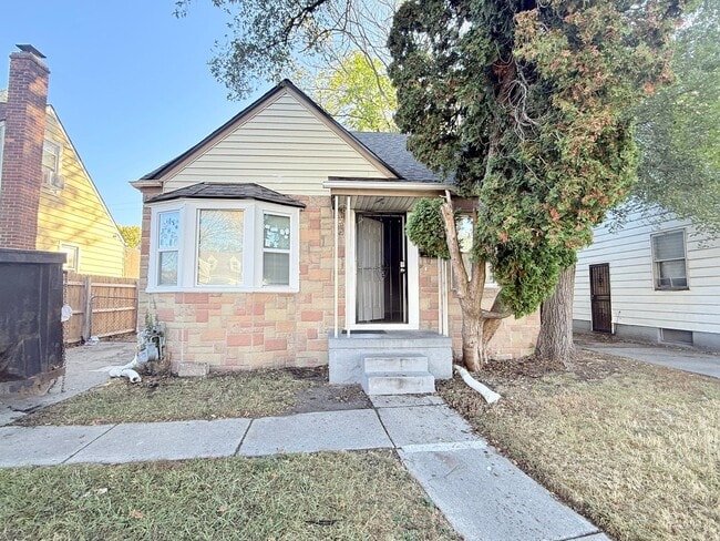 Building Photo - This beautifully updated 3-bedroom, 1-bath...