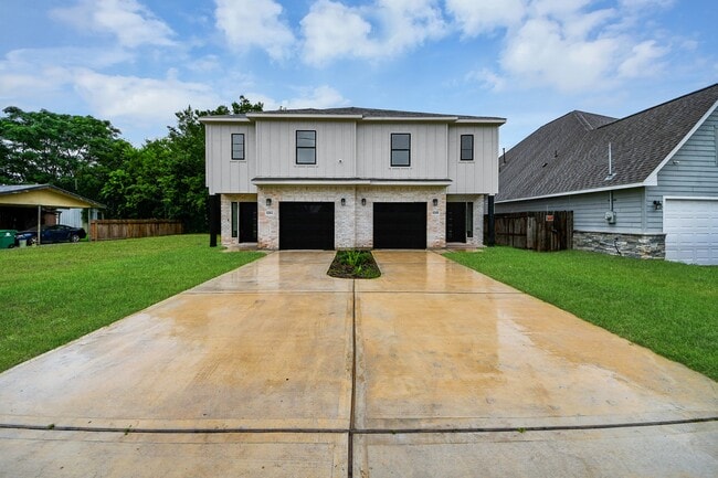 Photo - 8218 Lawler St