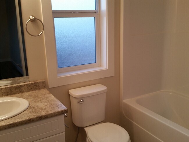 Photo - 1630 C-1688 88 Ave