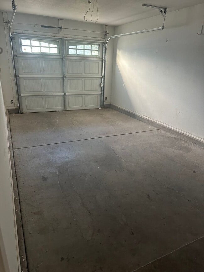 Building Photo - 4 bed 2 bath 1 car garage on Flint Avenue!