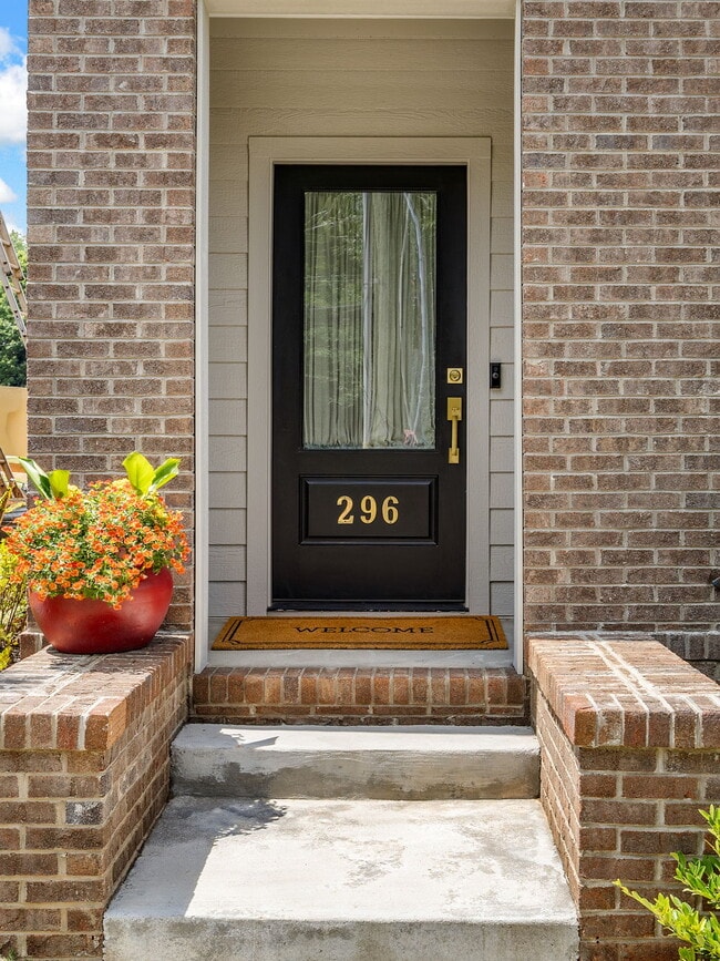 Photo - 296 College St