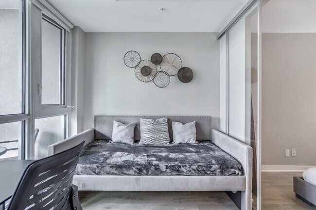 Photo - 203 Queen St W Unit ID1050765P