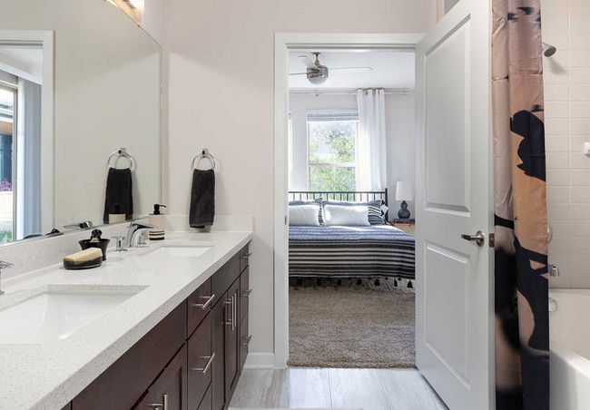 Photo - 5635 Diehl Trl-21175 Unidad 21175