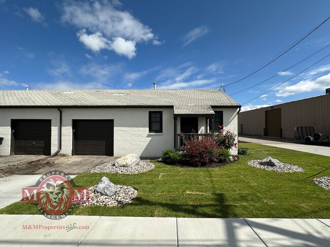 Building Photo - Cozy 1 Bd 1 Bath Remodeled Duplex