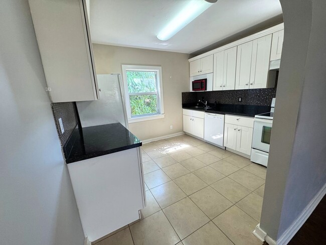 Photo - Modern 3 bed / 2 bath Apartment for Rent -...