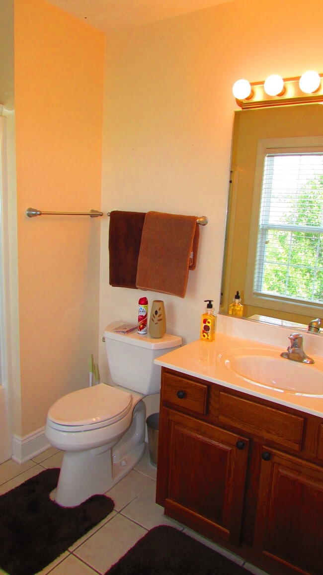 Photo - 720 Oaktree Blvd