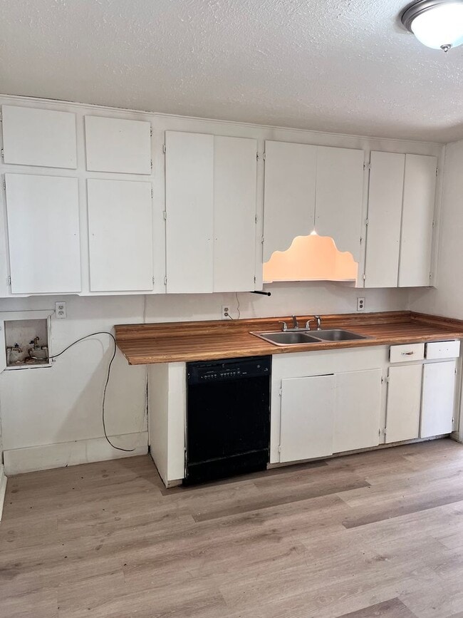 Photo - Sunset Acres 3 Bedroom Home- Call Today!